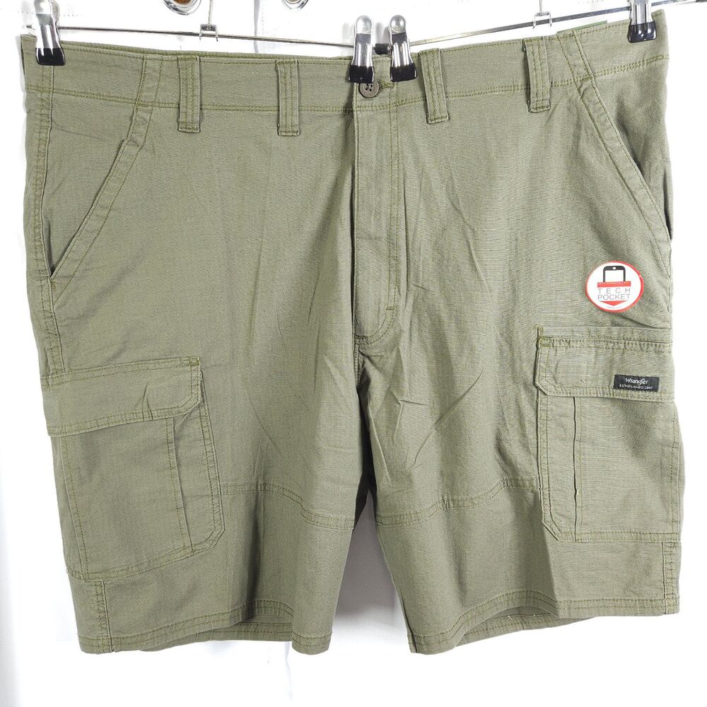 NWT Wrangler Khaki Green Relaxed‎ Fit Tech Pocket Cargo Shorts Men's 44 45x9.5